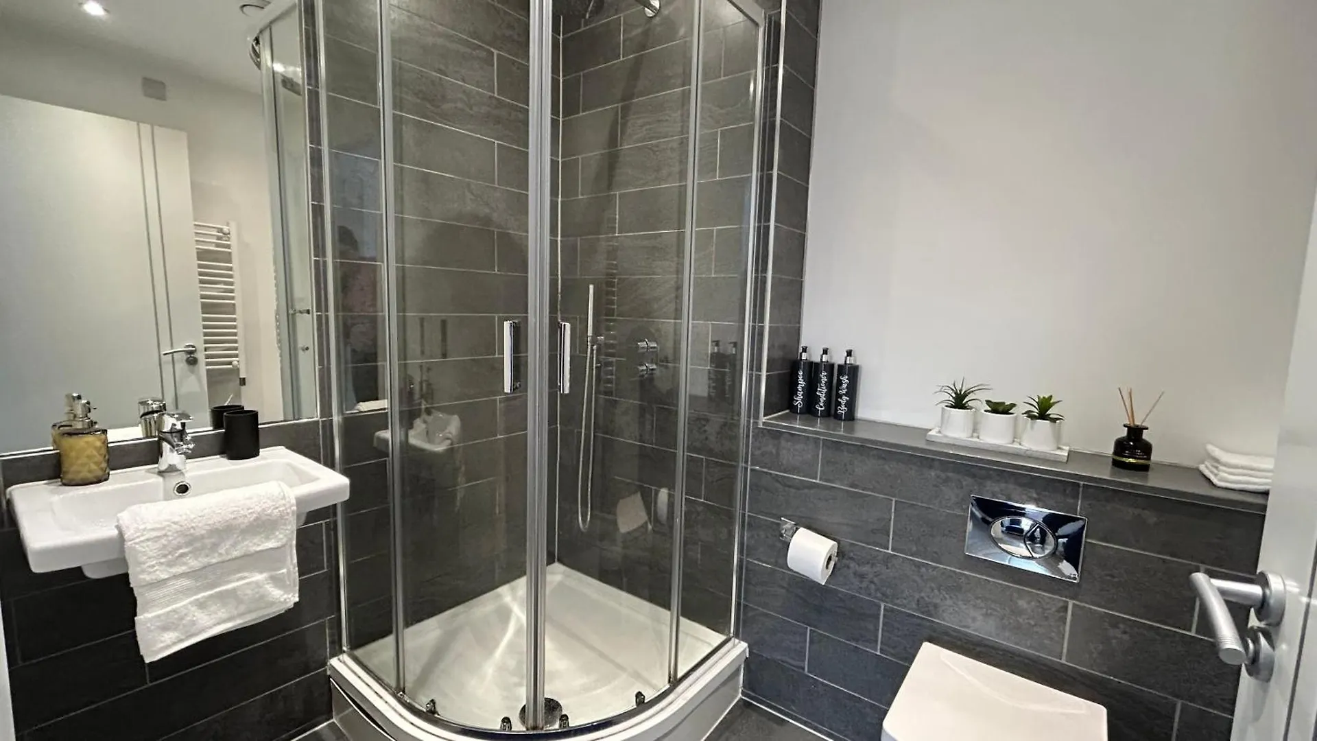 Elegant Modern 2-Bed Apartment In The Heart Of Belfast
