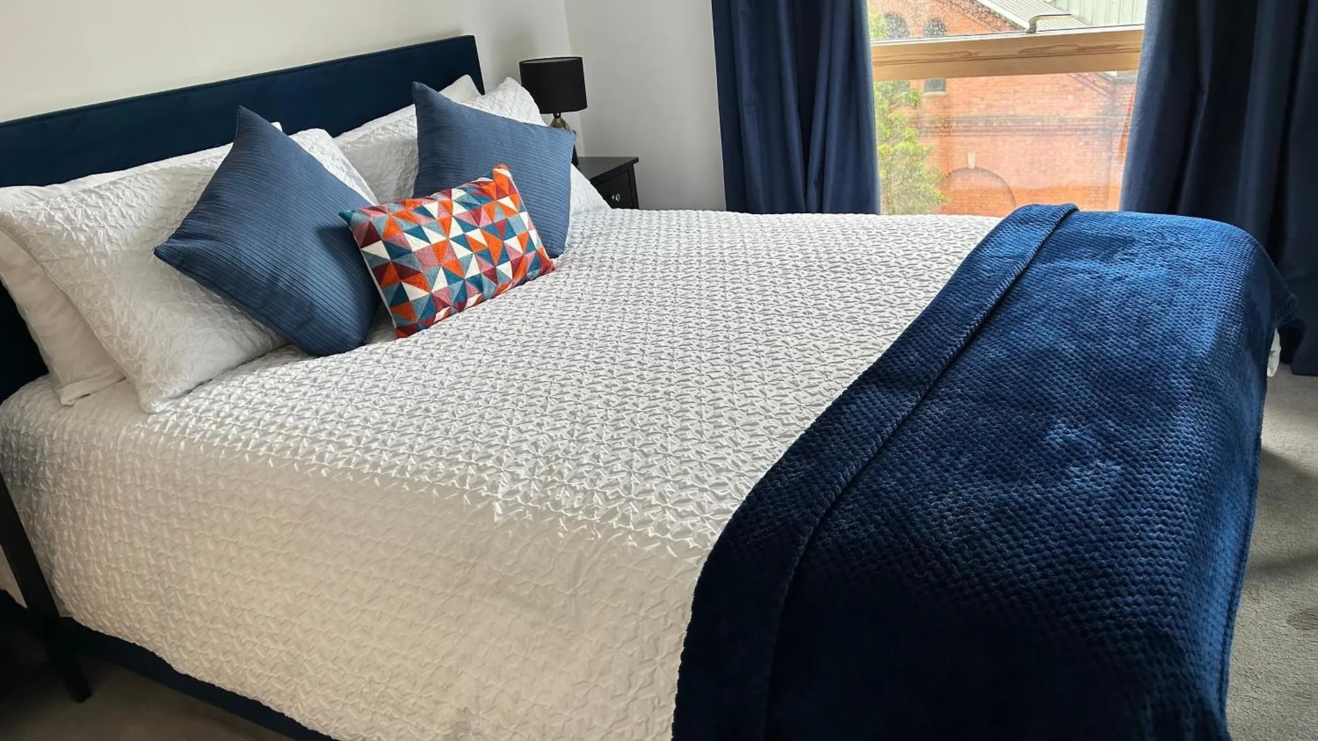 Elegant Modern 2-Bed Apartment In The Heart Of Belfast