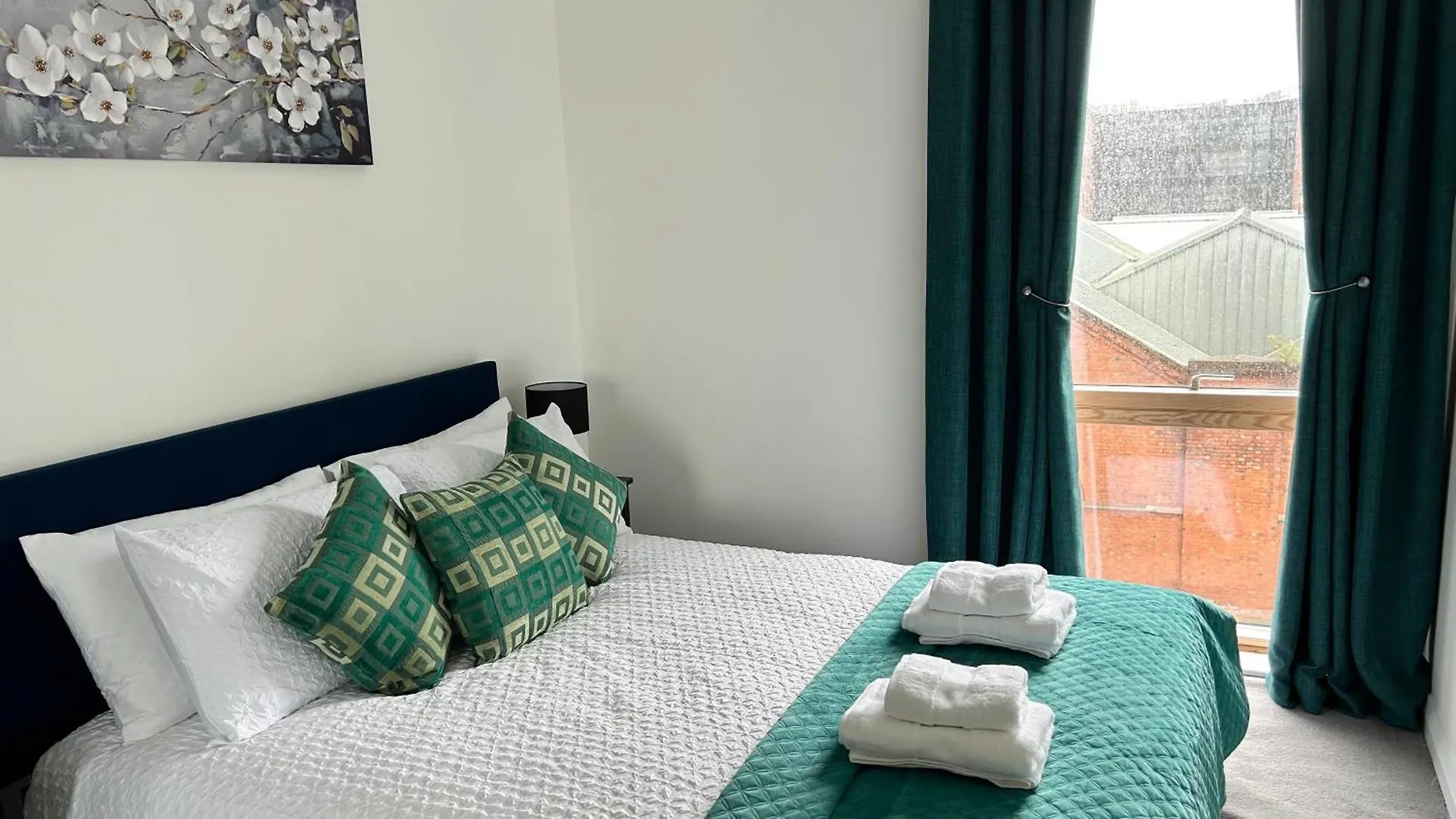 Elegant Modern 2-Bed Apartment In The Heart Of Belfast