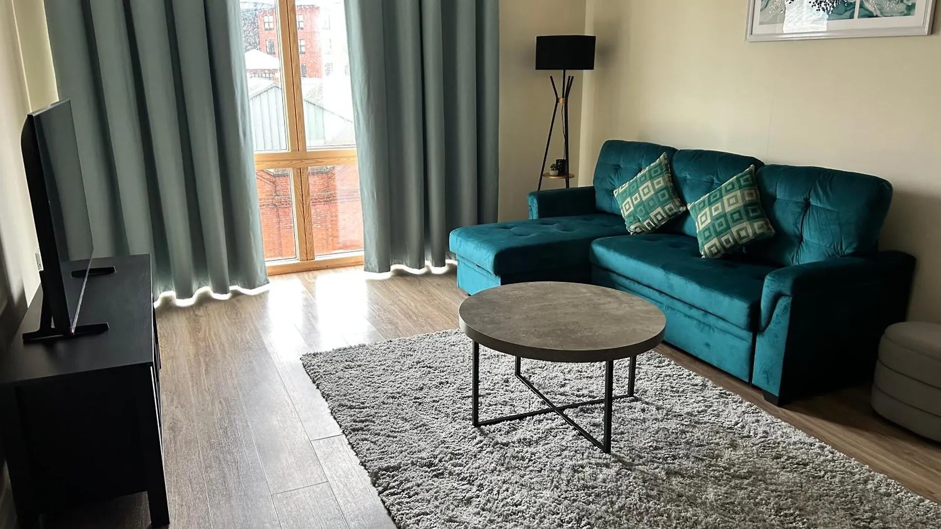 Elegant Modern 2-Bed Apartment In The Heart Of Belfast
